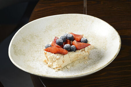 Меренговый рулет с ягодами