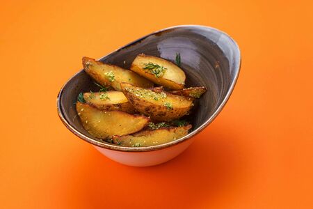 Жареный картофель с укропом и чесноком