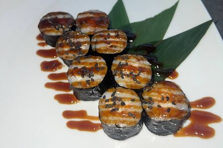 Маки с угрем