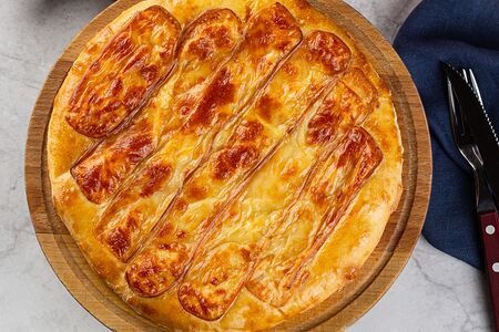 Хачапури по-мегрельски с копченым сулугуни 