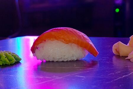 Суши с лососем