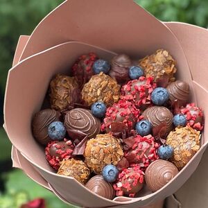 Букет из клубники в шоколаде с голубикой