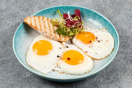 Глазунья из трех яиц