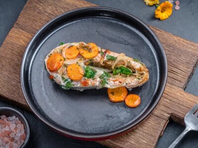 Стейк из лосося на пару