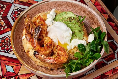 Хачука с креветками, рукколой и сыром халлуми