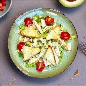 Салат Цезарь с курицей