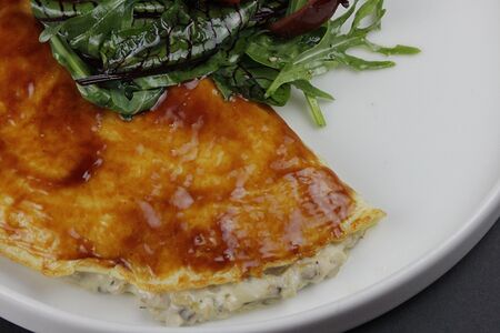 Омлет с грибным жюльеном