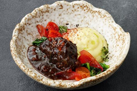 Говяжьи щеки с картофельным кремом