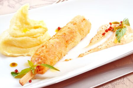 Кебаб из крабового мяса и креветок с картофельным пюре