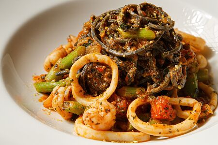 Спагетти с чернилами каракатицы