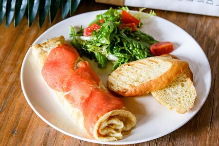 Омлет с форелью и сыром страчателла