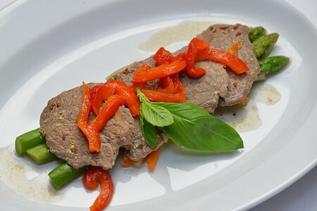 Пиката из говядины со спаржей