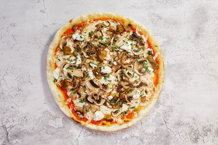 Пицца с лесными грибами и рикоттой