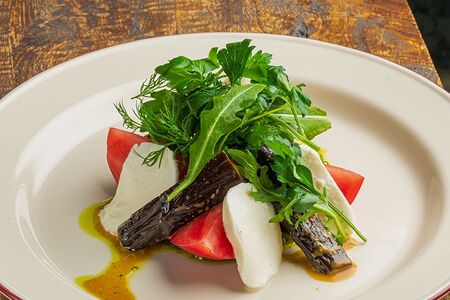 Салат Капрезе с баклажанами