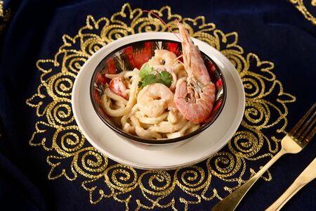 Лагман с гребешком и креветкой в сливочном соусе