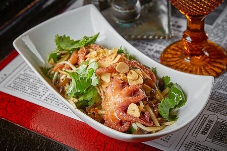 Салат с мини-осьминогами