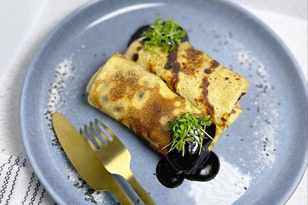 Домашние блины с мясом и соусом демиглас