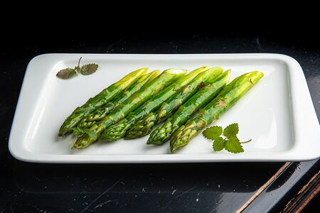 Спаржа зеленая на гриле