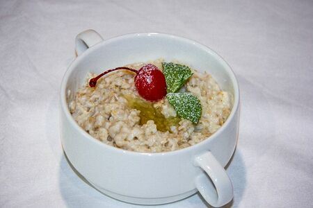 Каша овсяная с медом и вишней