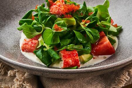 Салат с крабом в кокосовом соусе