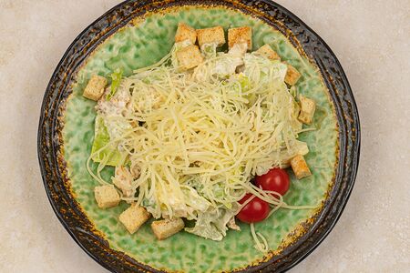 Салат Цезарь с курицей