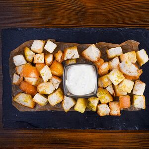 Гренки сливочные с соусом тартар 