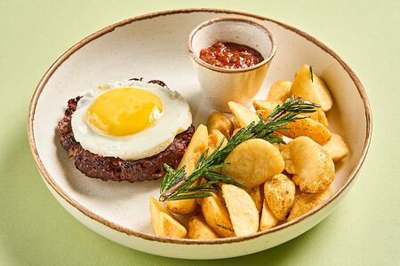 Бифштекс с яйцом
