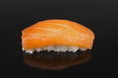 Суши с лососем