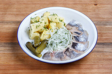 Селедка с картофелем и луком