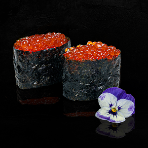 Гункан с икрой форели