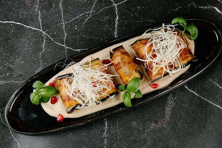 Рулетики из баклажанов с соусом Баже