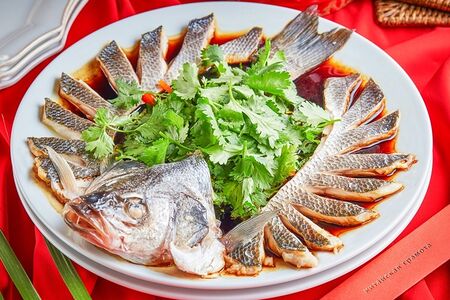 Сибас на пару по-сычуаньски