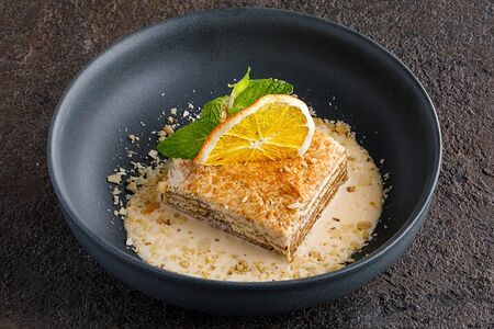 Пирожное Медовик