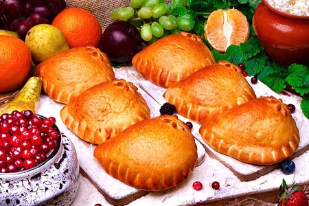 Пирожок с брусникой большой