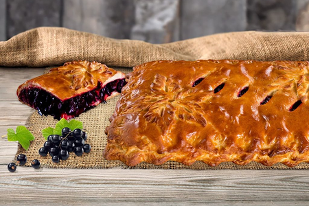 Пирог с черной смородиной