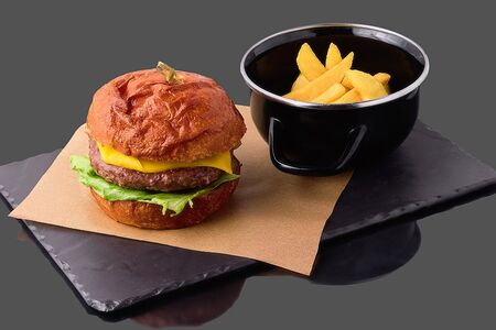 Бургер из говядины с ягодным джемом