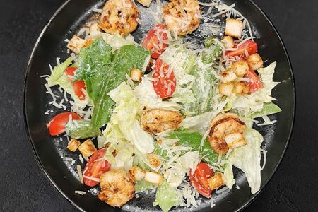 Салат Цезарь с креветками на гриле