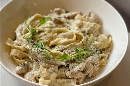Паста с курицей, грибами и трюфельным маслом