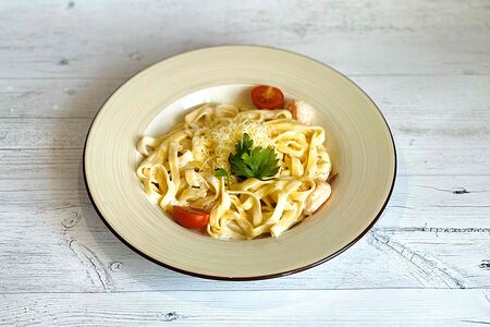 Паста с креветками и кальмаром