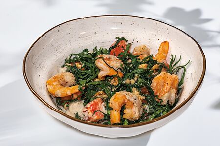 Салат с креветками, томатами и кремом из баклажана