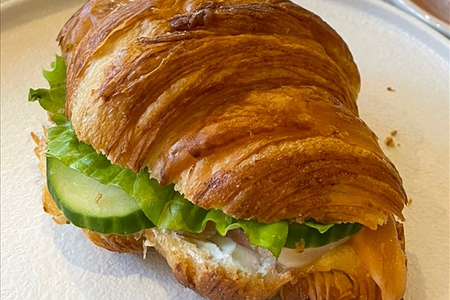 Круассан с лососем