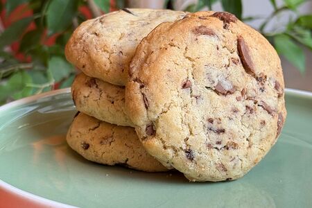 Печенье с молочным и темным шоколадом