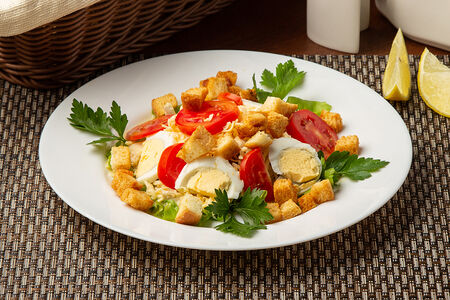 Салат Цезарь с курицей