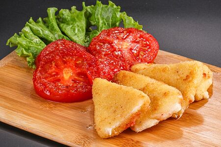 Сыр Сулугуни с помидорами