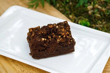 Брауни с пеканом и соленой карамелью