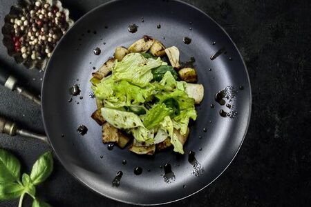 Теплый салат с кальмаром и грушей