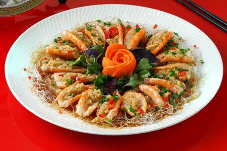 60 Креветки на пару со стеклянной лапшой и чесноком