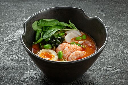 Кокосовый карри с креветками и кальмаром