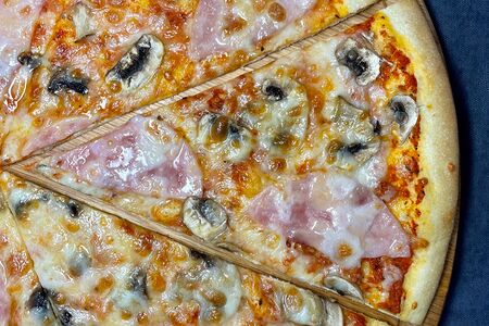 Пицца с ветчиной и грибами