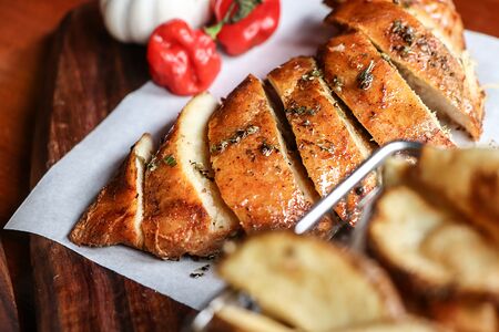 Куриная грудка на гриле с квашенной капустой